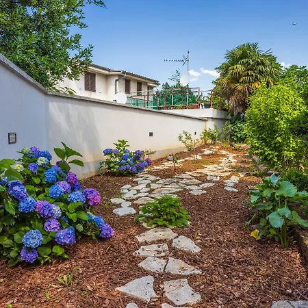 Cozy Nur 350 Meter Zum Sandstrand Mit Privater Terrasse Und Mediterranem Garten Crikvenica