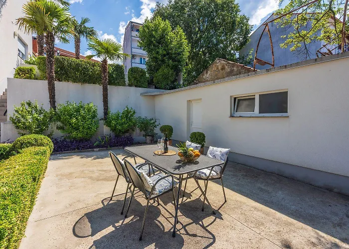 Cozy Nur 350 Meter Zum Sandstrand Mit Privater Terrasse Und Mediterranem Garten Crikvenica