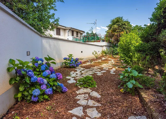 Cozy Nur 350 Meter Zum Sandstrand Mit Privater Terrasse Und Mediterranem Garten Crikvenica
